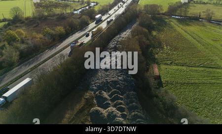 Ein allgemeiner Blick auf den 150 m langen Müllberg, der illegal neben der A34 und in der Nähe des River Cherwell in Kidlington, Oxfordshire, abgeladen wurde. Bilddatum: Dienstag, 25. November 2025. Stockfoto