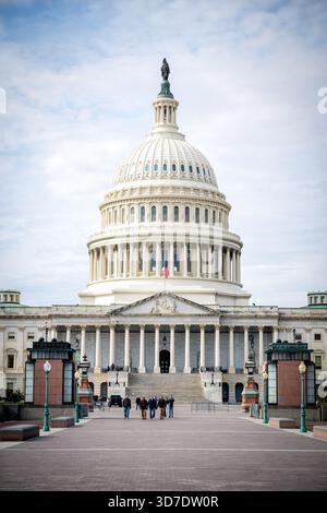WASHINGTON D.C. – das Kapitol der Vereinigten Staaten, in dem der US-Kongress stattfindet, ist mit seiner berühmten Kuppel und der Bronzestatue der Freiheit zu sehen. Dieses neoklassizistische Wahrzeichen ist der Treffpunkt der Legislative der US-Regierung. Es liegt am östlichen Ende der National Mall und ist ein mächtiges Symbol für die amerikanische Demokratie und Regierungsführung. Der Bau des Gebäudes begann 1793, die heutige gusseiserne Kuppel wurde 1866 fertiggestellt. Es ist eine bedeutende historische und architektonische Stätte im District of Columbia. Stockfoto