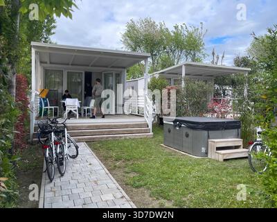 Modernes Fertighaus von einem typisch italienischen Campingplatz, Ravenna. Italien Stockfoto
