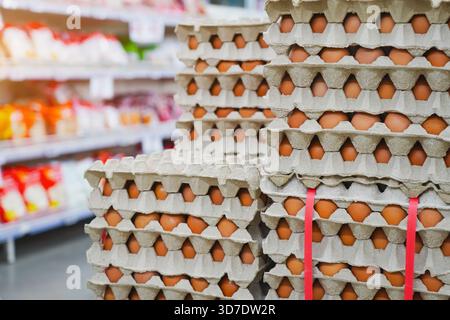 Eier aus Hühnerzuchtbetrieben in der Verpackung, die für den Verkauf in Großhandelslagern, Transport, Verkauf haltbar gemacht werden. Stockfoto