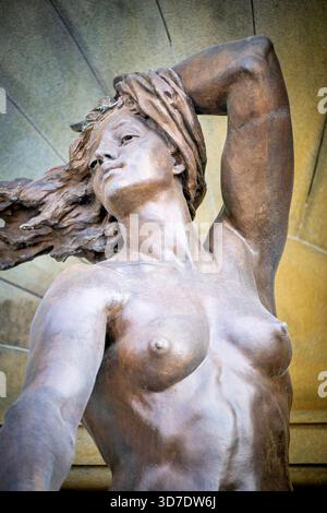 WASHINGTON DC – Eine Bronzeskulptur, eine von zwei 3 Meter hohen Figuren, ist Teil des Court of Neptune Fountain im Thomas Jefferson Building der Library of Congress. Das von Roland Hinton Perry entworfene und von der Henry-Bonnard Bronze Company gegossene Meisterwerk der Beaux-Arts wurde am 23. Februar 1898 fertiggestellt. Der Brunnen, der vom Trevi-Brunnen in Rom inspiriert ist, zeigt mythologische Figuren im heldenhaften Maßstab und ist 50 Fuß (15 Meter) breit. Die Bronzestuben bestehen zu etwa 88 Prozent aus Kupfer und zu 12 Prozent aus Zinn und sind in einem Granitbecken angeordnet. Es ist frei zugänglich auf Neptune Plaza, Greet Stockfoto