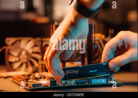 DDR5-Speichermodule in Hauptplatine, Kingston Fury Beast RAM Stockfoto