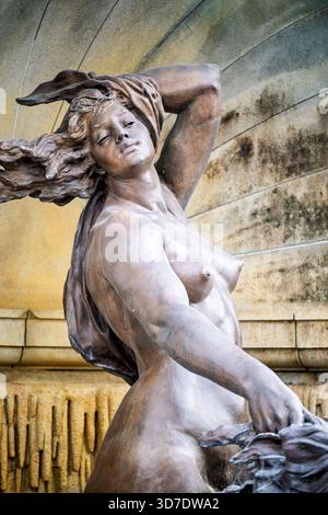 WASHINGTON DC – Eine Bronzeskulptur, eine von zwei 3 Meter hohen Figuren, ist Teil des Court of Neptune Fountain im Thomas Jefferson Building der Library of Congress. Das von Roland Hinton Perry entworfene und von der Henry-Bonnard Bronze Company gegossene Meisterwerk der Beaux-Arts wurde am 23. Februar 1898 fertiggestellt. Der Brunnen, der vom Trevi-Brunnen in Rom inspiriert ist, zeigt mythologische Figuren im heldenhaften Maßstab und ist 50 Fuß (15 Meter) breit. Die Bronzestuben bestehen zu etwa 88 Prozent aus Kupfer und zu 12 Prozent aus Zinn und sind in einem Granitbecken angeordnet. Es ist frei zugänglich auf Neptune Plaza, Greet Stockfoto