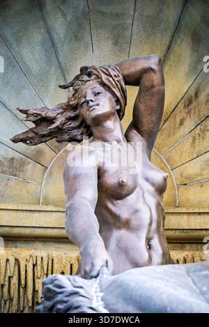WASHINGTON DC – Eine Bronzeskulptur, eine von zwei 3 Meter hohen Figuren, ist Teil des Court of Neptune Fountain im Thomas Jefferson Building der Library of Congress. Das von Roland Hinton Perry entworfene und von der Henry-Bonnard Bronze Company gegossene Meisterwerk der Beaux-Arts wurde am 23. Februar 1898 fertiggestellt. Der Brunnen, der vom Trevi-Brunnen in Rom inspiriert ist, zeigt mythologische Figuren im heldenhaften Maßstab und ist 50 Fuß (15 Meter) breit. Die Bronzestuben bestehen zu etwa 88 Prozent aus Kupfer und zu 12 Prozent aus Zinn und sind in einem Granitbecken angeordnet. Es ist frei zugänglich auf Neptune Plaza, Greet Stockfoto