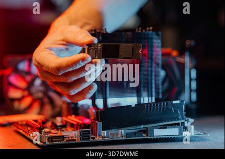 SSD M2 Disk close up mit selektivem Fokus auf die Schnittstelle. Auf dunklem Hintergrund mit Reflexion Stockfoto