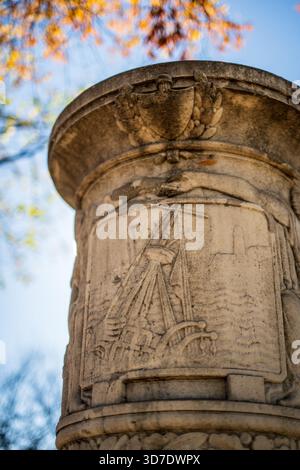 Cuban Friendship Urn East Potomac Park Washington DC / WASHINGTON DC — Ein geschnitztes Relief auf der Cuban Friendship Urn im East Potomac Park zeigt den Untergang der USS Maine, deren Masten unter stilisierten Wellen verschwinden. Dieses Denkmal aus weißem Marmor wurde im Januar 1928 vom kubanischen Präsidenten Gerardo Machado dem Präsidenten Calvin Coolidge in Havanna überreicht und erinnert an die geschätzten 266 bis 267 amerikanischen Seeleute, die bei der Explosion der Maine am 15. Februar 1898 im Hafen von Havanna getötet wurden – das Ereignis, das zu einem Katalysator für den Spanisch-Amerikanischen Krieg wurde. Die Urne wurde aus einer Marmorsäule geschnitzt, die aus Hava gerettet wurde Stockfoto
