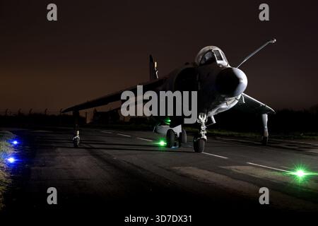 Der Jet des Kalten Krieges wird bei einem nächtlichen Fotoshooting im South Wales Aviation Museum in St. Athan beleuchtet und zeigt das erhaltene Erbe der Luftfahrt. Stockfoto