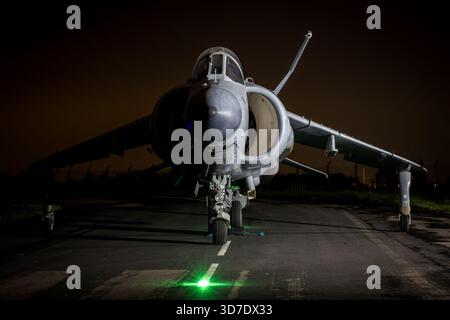 Der Jet des Kalten Krieges wird bei einem nächtlichen Fotoshooting im South Wales Aviation Museum in St. Athan beleuchtet und zeigt das erhaltene Erbe der Luftfahrt. Stockfoto