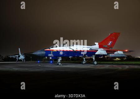 Der Jet des Kalten Krieges wird bei einem nächtlichen Fotoshooting im South Wales Aviation Museum in St. Athan beleuchtet und zeigt das erhaltene Erbe der Luftfahrt. Stockfoto