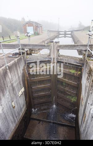 Sperren Sie die Tore im Nebel am Falkirk Wheel Rotary Boat Lift, Falkirk, Schottland, Großbritannien Stockfoto