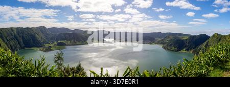 Weitläufiger Panoramablick auf die zwei Kraterseen von Sete Cidades in São Miguel, Azoren. Vulkanische Caldera mit üppig grünen Klippen und reflektierendem Wasser Stockfoto
