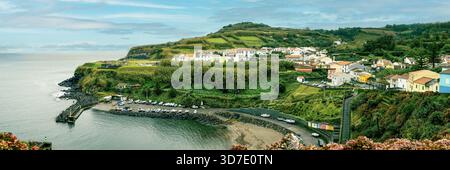 Panoramablick auf Porto Formoso, ein malerisches Küstendorf auf der São Miguel auf den Azoren, mit üppigen Hügeln und farbenfrohen Häusern am Atlantik. Stockfoto