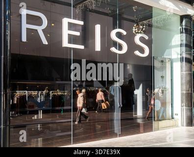 Einkaufsbummel spiegeln sich im Reiss Ladenfenster im Stadtzentrum, Princesshay, Exeter, Devon, England, UK Stockfoto