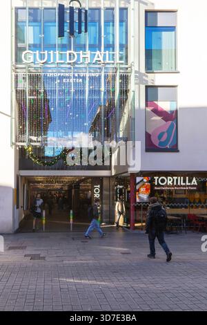 Shopper im Einkaufszentrum Guildhall im Stadtzentrum, Exeter, Devon, England, Großbritannien Stockfoto