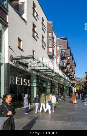 Shopper, die an Reiss Ladengeschäften im Stadtzentrum vorbeilaufen, Princesshay, Exeter, Devon, England, UK Stockfoto
