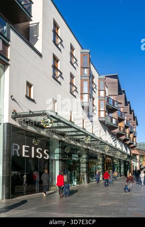 Shopper, die an Reiss Ladengeschäften im Stadtzentrum vorbeilaufen, Princesshay, Exeter, Devon, England, UK Stockfoto