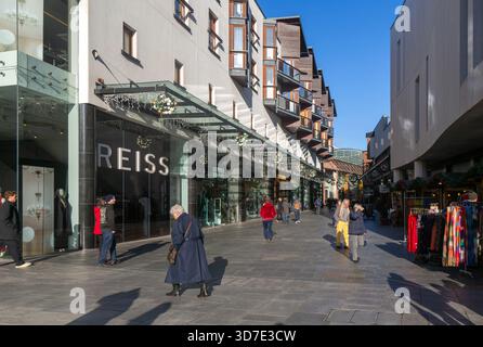 Shopper, die an Reiss Ladengeschäften im Stadtzentrum vorbeilaufen, Princesshay, Exeter, Devon, England, UK Stockfoto