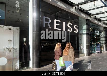 Shopper, die an Reiss Ladengeschäften im Stadtzentrum vorbeilaufen, Princesshay, Exeter, Devon, England, UK Stockfoto
