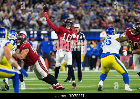 Tampa Bay Buccaneers Quarterback Teddy Bridgewater (10) reist während eines Spiels der NFL gegen die Los Angeles Rams am Sonntag, 23. November 2025, im SoFi Stadium. in Inglewood, CA. besiegten die Rams 34 die Buccaneers. (Jon Endow/Bild des Sports) Stockfoto