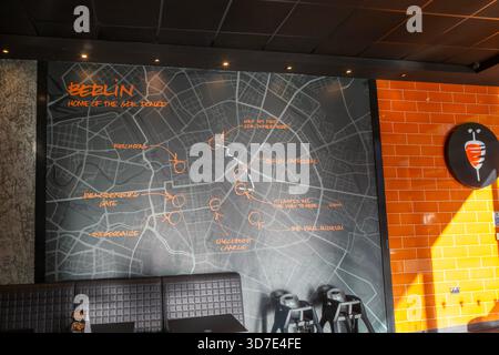 Karte von Berlin im GDK German Döner Kebab Restaurant zum Mitnehmen im Stadtzentrum, Exeter, Devon, England, Großbritannien Stockfoto