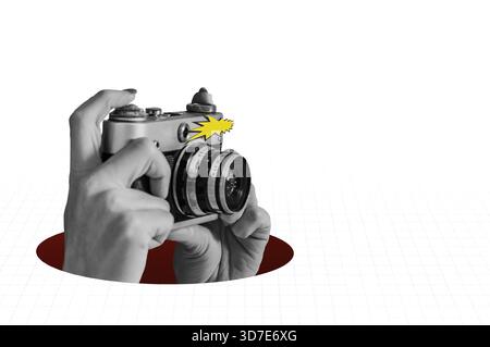 Frau, die Retro-Fotos macht. Digitale Collage mit weiblichen Händen, die eine Vintage-Kamera halten. Pop-Art-Design. Konzept der sozialen Medien Stockfoto