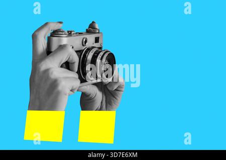Frau, die Retro-Fotos macht. Digitale Collage mit weiblichen Händen, die eine Vintage-Kamera halten. Pop-Art-Design. Konzept der sozialen Medien Stockfoto