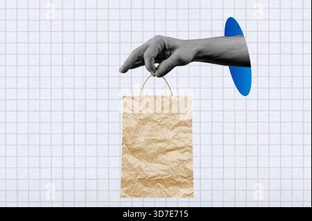 Hand mit einer Einkaufstasche im Halbton-Pop-Art-Collage. Gemischte Medien, künstlerisches Konzept. Stockfoto