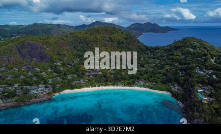 Dramatisches Panorama der üppigen tropischen Berge und der unberührten Blue Ocean Bay Stockfoto