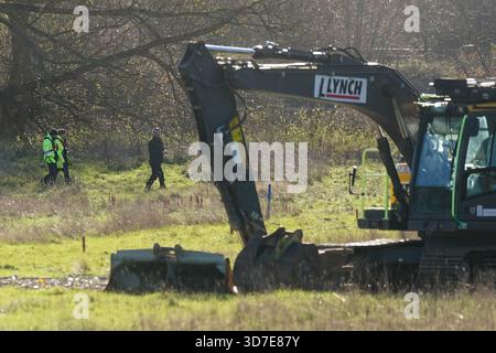 Mitarbeiter der Umweltbehörde vor Ort des 150 m langen Müllbergs, der illegal neben der A34 und in der Nähe des River Cherwell in Kidlington, Oxfordshire, abgeladen wurde. Bilddatum: Dienstag, 25. November 2025. Stockfoto