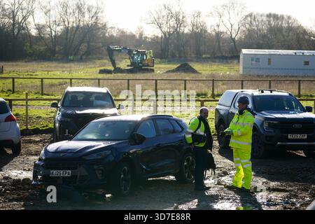 Mitarbeiter der Umweltbehörde vor Ort des 150 m langen Müllbergs, der illegal neben der A34 und in der Nähe des River Cherwell in Kidlington, Oxfordshire, abgeladen wurde. Bilddatum: Dienstag, 25. November 2025. Stockfoto
