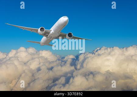 Reisen Sie mit dem Flugzeug, das am blauen Himmel über den Wolken fliegt. Fliegendes Flugzeug vor dem Hintergrund flauschiger Wolken am frühen Abend. Stockfoto