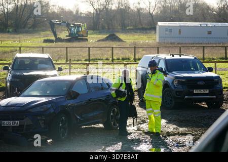 Mitarbeiter der Umweltbehörde vor Ort des 150 m langen Müllbergs, der illegal neben der A34 und in der Nähe des River Cherwell in Kidlington, Oxfordshire, abgeladen wurde. Bilddatum: Dienstag, 25. November 2025. Stockfoto