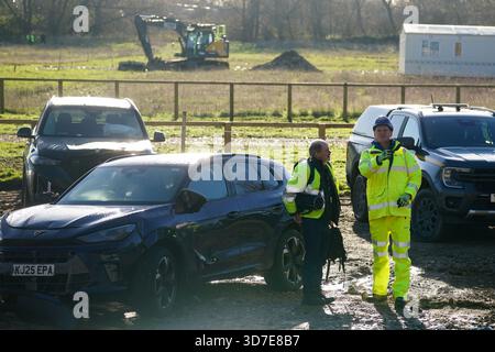 Mitarbeiter der Umweltbehörde vor Ort des 150 m langen Müllbergs, der illegal neben der A34 und in der Nähe des River Cherwell in Kidlington, Oxfordshire, abgeladen wurde. Bilddatum: Dienstag, 25. November 2025. Stockfoto