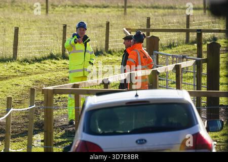 Mitarbeiter der Umweltbehörde vor Ort des 150 m langen Müllbergs, der illegal neben der A34 und in der Nähe des River Cherwell in Kidlington, Oxfordshire, abgeladen wurde. Bilddatum: Dienstag, 25. November 2025. Stockfoto