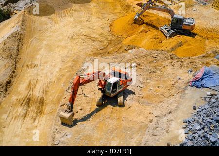 Luftaufnahme direkt über einem Industrie-Dumper oder Erdbewegungsfahrzeug mit matschigem Boden und Reifenspuren in der Bauindustrie auf einem Brownfi Stockfoto