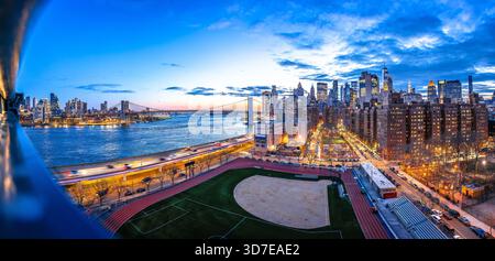Epische Skyline der Innenstadt von New York City und Panoramablick auf die Brooklyn Bridge am Abend, Vereinigte Staaten von Amerika Stockfoto
