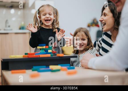 Familie genießt es, gemeinsam zu Hause zu spielen Stockfoto