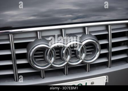 Tokio, Japan. Mai 2019. Audi Logo auf dem Frontgrill eines Autos. Stockfoto