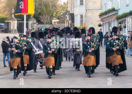 Windsor, Berkshire, Großbritannien. November 2025. Der Wachwechsel auf Windsor Castle in Windsor, Berkshire, war das 4. Regiment Royal Artillery mit musikalischer Unterstützung von Pipes No 12 Company Irish Guards. Quelle: Maureen McLean/Alamy Live News Stockfoto