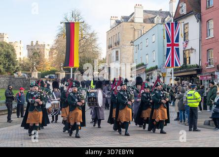Windsor, Berkshire, Großbritannien. November 2025. Der Wachwechsel auf Windsor Castle in Windsor, Berkshire, war das 4. Regiment Royal Artillery mit musikalischer Unterstützung von Pipes No 12 Company Irish Guards. Quelle: Maureen McLean/Alamy Live News Stockfoto