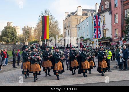 Windsor, Berkshire, Großbritannien. November 2025. Der Wachwechsel auf Windsor Castle in Windsor, Berkshire, war das 4. Regiment Royal Artillery mit musikalischer Unterstützung von Pipes No 12 Company Irish Guards. Quelle: Maureen McLean/Alamy Live News Stockfoto