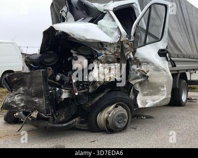 Katastrophe auf dem Straßenwagen nach einem Frontalunfall Stockfoto
