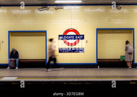 LONDON - 29. OKTOBER 2025: U-Bahn-Station Aldgate East – Bahnsteig der District & Hammersmith & City Line in Richtung Osten mit abfahrendem Zug Stockfoto