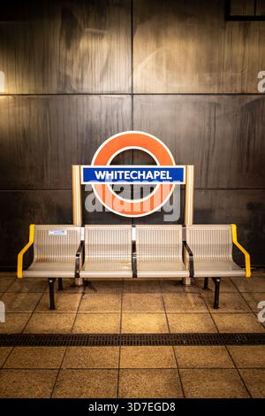 LONDON - 29. OKTOBER 2025: U-Bahn-Station Whitechapel – Bahnsteig District & Hammersmith & City Line in östlicher Richtung Stockfoto