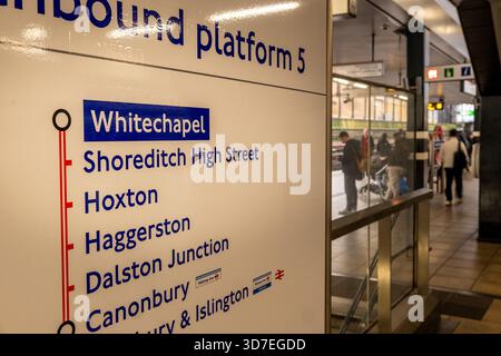 LONDON – 29. OKTOBER 2025: U-Bahnstation Whitechapel – East bound District & Hammersmith & City Line, Bahnsteig 5, Beschilderung Stockfoto