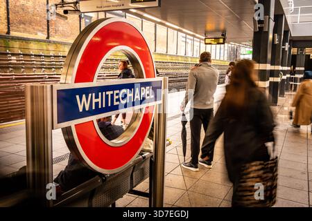LONDON – 29. OKTOBER 2025: Whitechapel Station E1 – legendärer roter Rundgang und Pendler auf dem Bahnsteig der Elizabeth Line Stockfoto