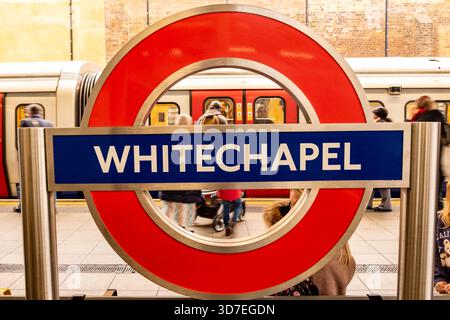 LONDON – 29. OKTOBER 2025: Whitechapel Station E1 – legendärer roter Runder und Pendler. Stockfoto