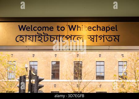 LONDON – 29. OKTOBER 2025: Whitechapel Station E1 – zweisprachiges englisches und bengalisches „Welcome to Whitechapel“-Schild Stockfoto