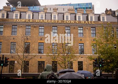 LONDON – 29. OKTOBER 2025: Tower Hamlets Town Hall E1 – historische denkmalgeschützte Fassade mit Kriegsdenkmal am regnerischen Herbsttag Stockfoto