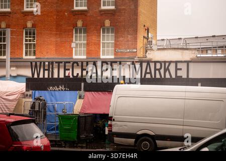 LONDON – 29. OKTOBER 2025: Whitechapel Market, Whitechapel Road – traditioneller East London Street Market an einem regnerischen Herbsttag Stockfoto